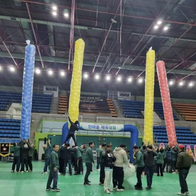 체육 프로그램을 위해 참가자가 모인 행사 현장