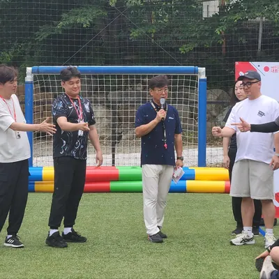 천막과 가랜드가 설치된 야외 단체 행사장