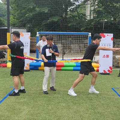 체육 프로그램을 위해 참가자가 모인 행사 현장