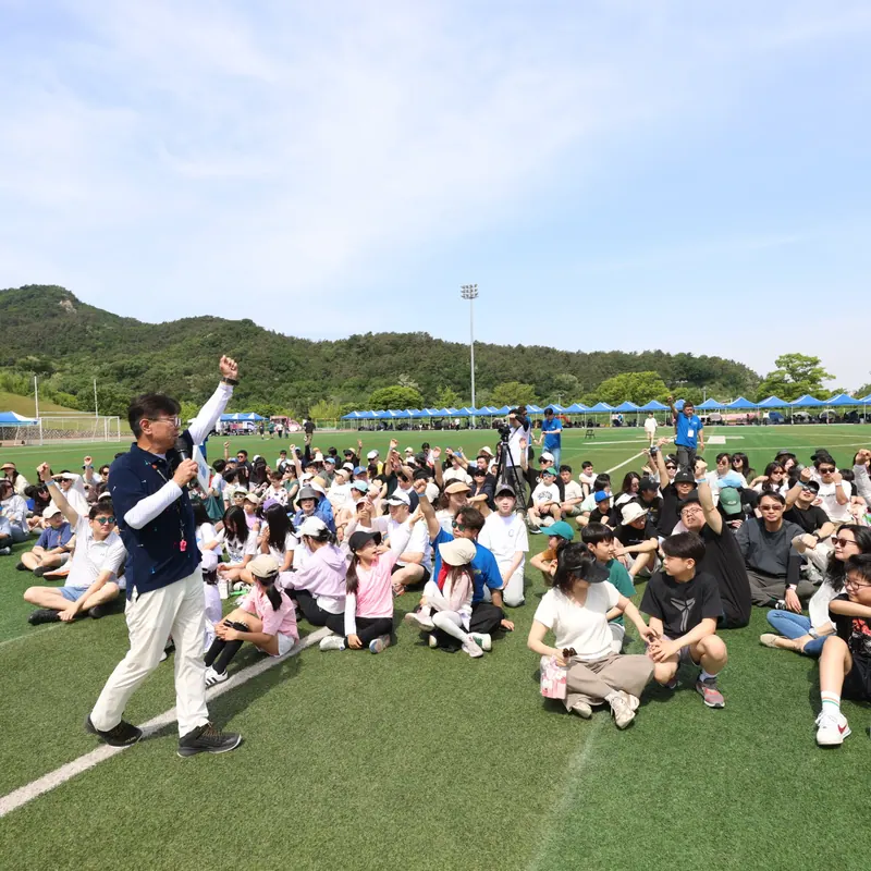 체육 프로그램을 위해 참가자가 모인 행사 현장