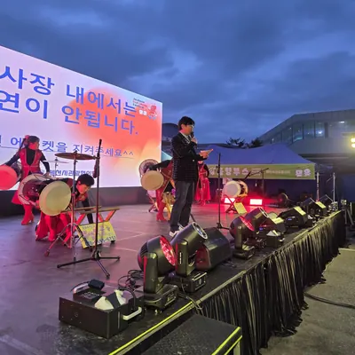 무대 위에서 순서를 안내하는 사회자