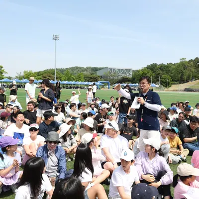 천막과 가랜드가 설치된 야외 단체 행사장