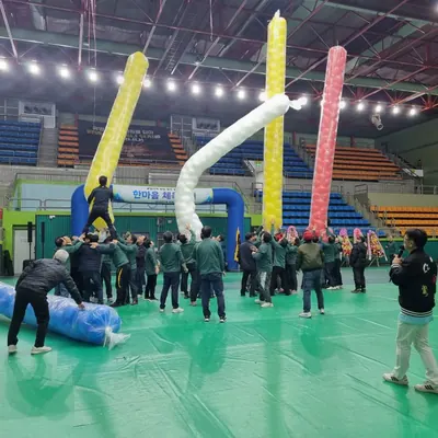 운동장에서 참가자들이 함께 프로그램에 참여하는 야외 행사 현장