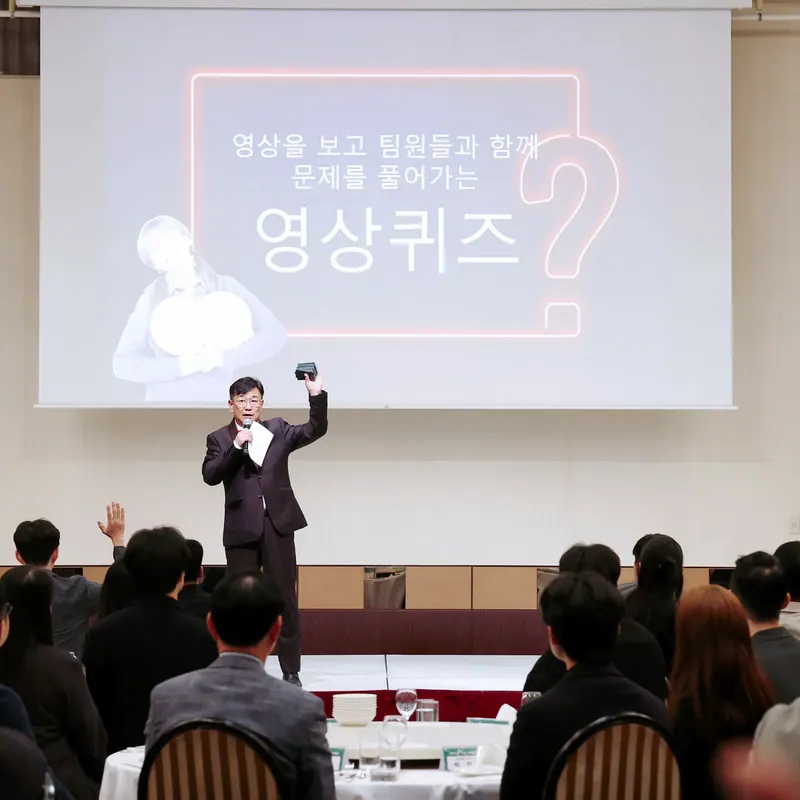 조명과 스크린이 설치된 행사 무대와 객석