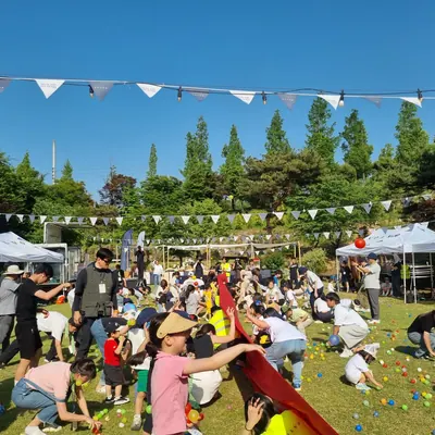 운동장에서 참가자들이 함께 프로그램에 참여하는 야외 행사 현장