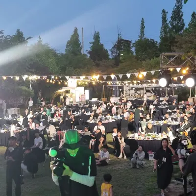 야외 행사장에서 단체 프로그램이 진행되는 모습