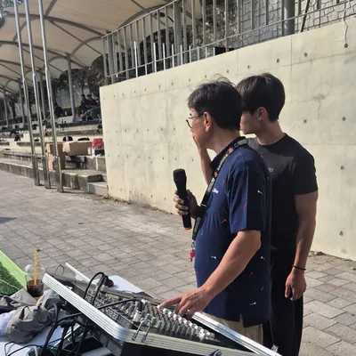 야외 워크숍에서 참가자 앞에서 프로그램을 설명하는 진행자