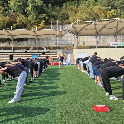 잔디 운동장에서 참가자들이 팀 활동과 게임에 참여하는 워크숍 현장