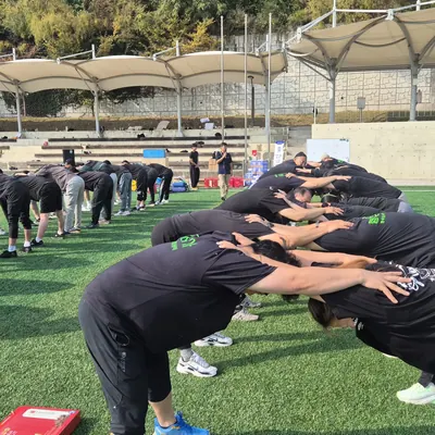 구장에 모인 참가자들이 줄을 맞춰 단체 게임에 참여하는 모습
