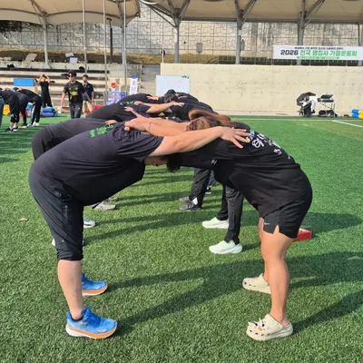 잔디 운동장에서 참가자들이 팀 활동과 게임에 참여하는 워크숍 현장