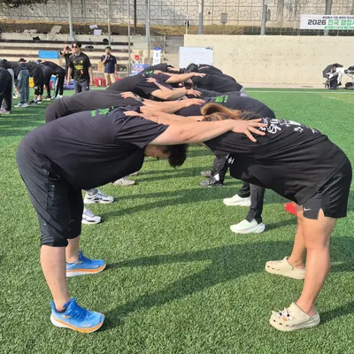 구장에 모인 참가자들이 줄을 맞춰 단체 게임에 참여하는 모습