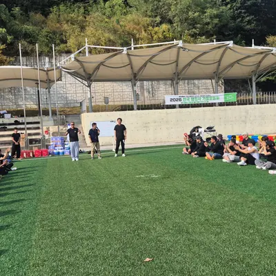 넓은 잔디 구장에 참가자들이 모여 프로그램을 기다리는 모습