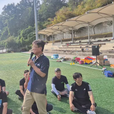 마이크를 쥐고 야외 프로그램을 진행하는 사회자