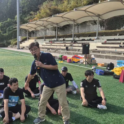 야외 워크숍에서 참가자 앞에서 프로그램을 설명하는 진행자