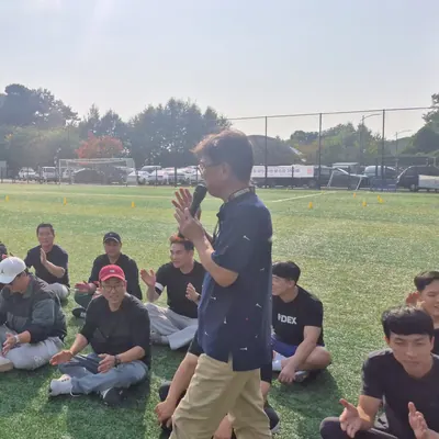 마이크를 쥐고 야외 프로그램을 진행하는 사회자