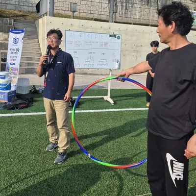 마이크를 쥐고 야외 프로그램을 진행하는 사회자