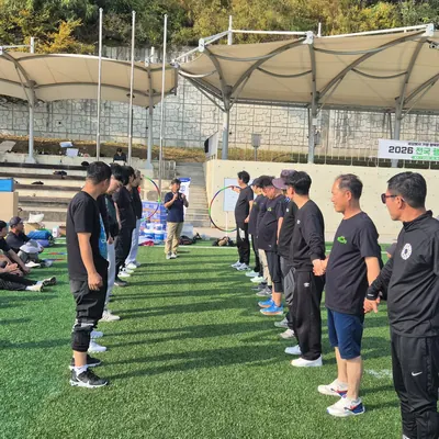 잔디 운동장에서 참가자들이 팀 활동과 게임에 참여하는 워크숍 현장