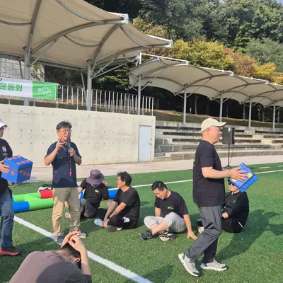 구장에 모인 참가자들이 줄을 맞춰 단체 게임에 참여하는 모습