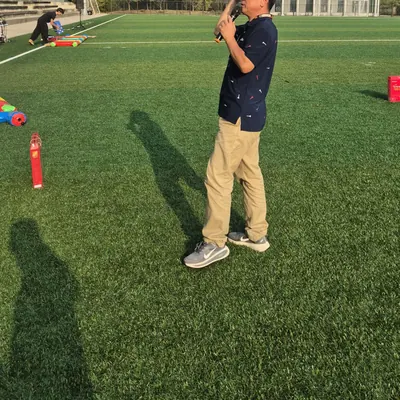 야외 워크숍에서 참가자 앞에서 프로그램을 설명하는 진행자