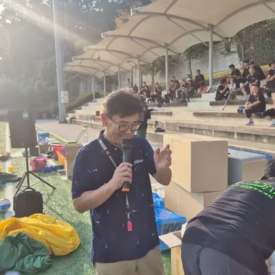 야외 워크숍에서 참가자 앞에서 프로그램을 설명하는 진행자