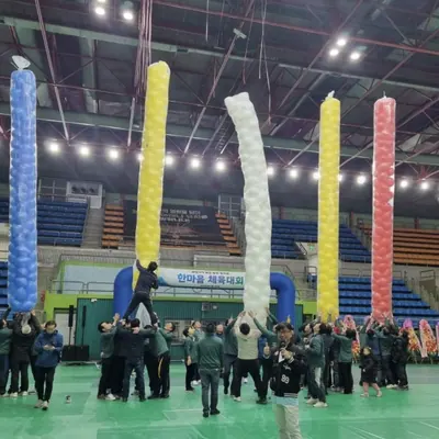 천막과 가랜드가 설치된 야외 단체 행사장